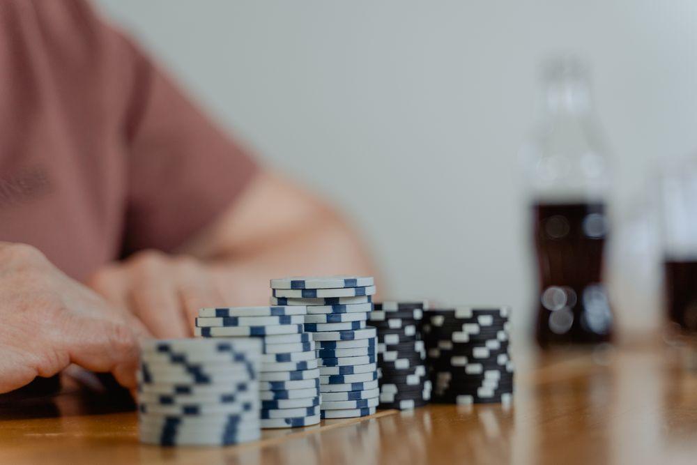 Tumpukan keping poker yang tertata rapi