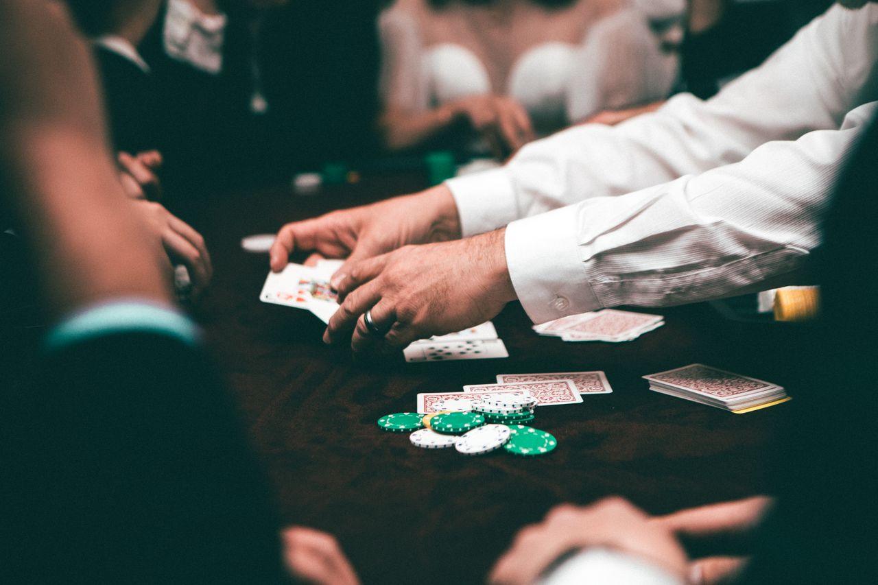 Pemain poker berkonsentrasi di meja final