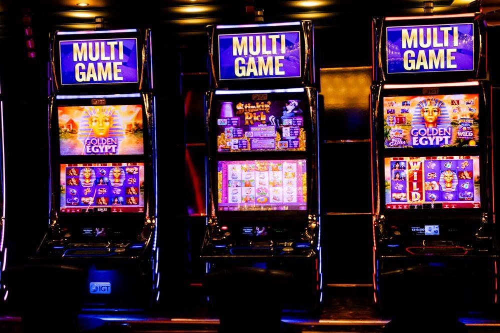 Deretan mesin slot menyala di kasino sebagai ilustrasi turnamen slot Sultanbet77