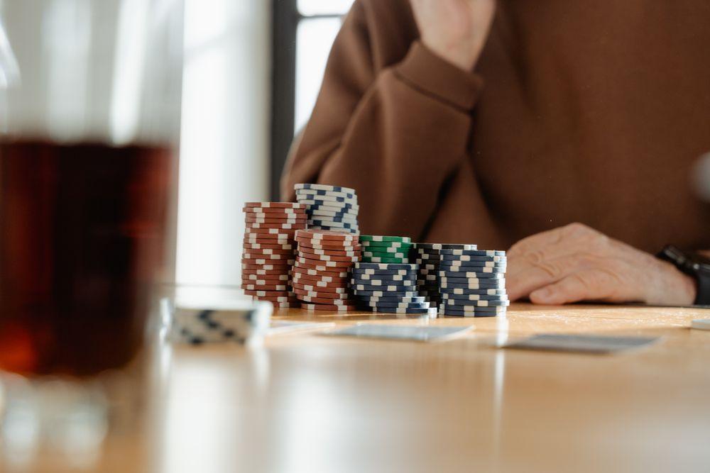 Meja permainan santai dengan keping poker dan kartu