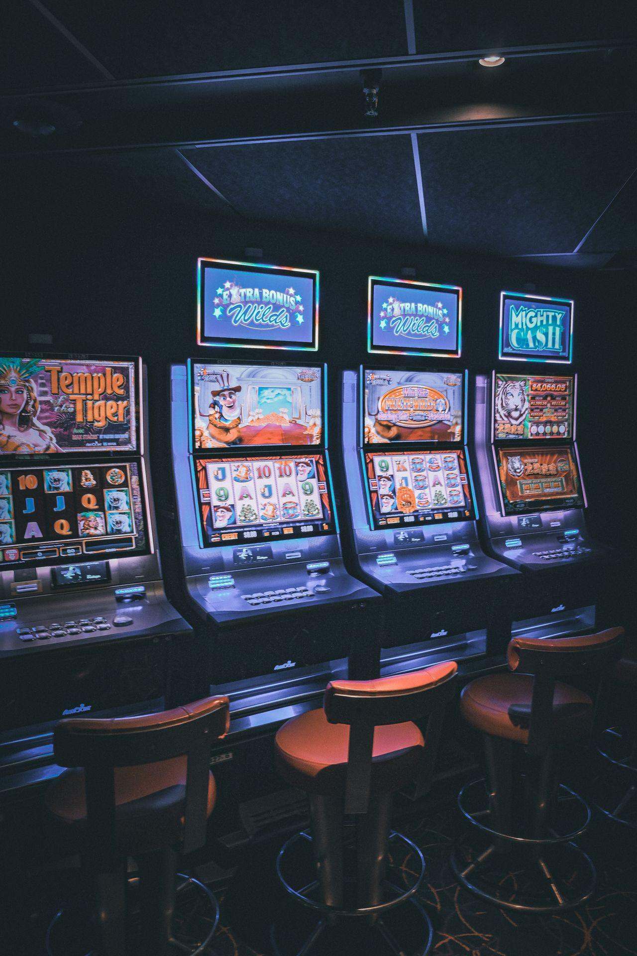 Deretan mesin slot menyala di lantai kasino